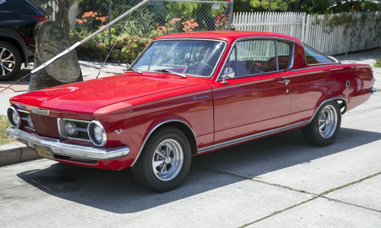 Voiture Plymouth Barracuda rouge de première génération année 1965 garée dans la rue