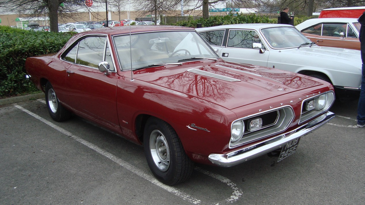 Plymouth Barracuda deuxième génération de 1967 couleur bordeaux garée sur un parking