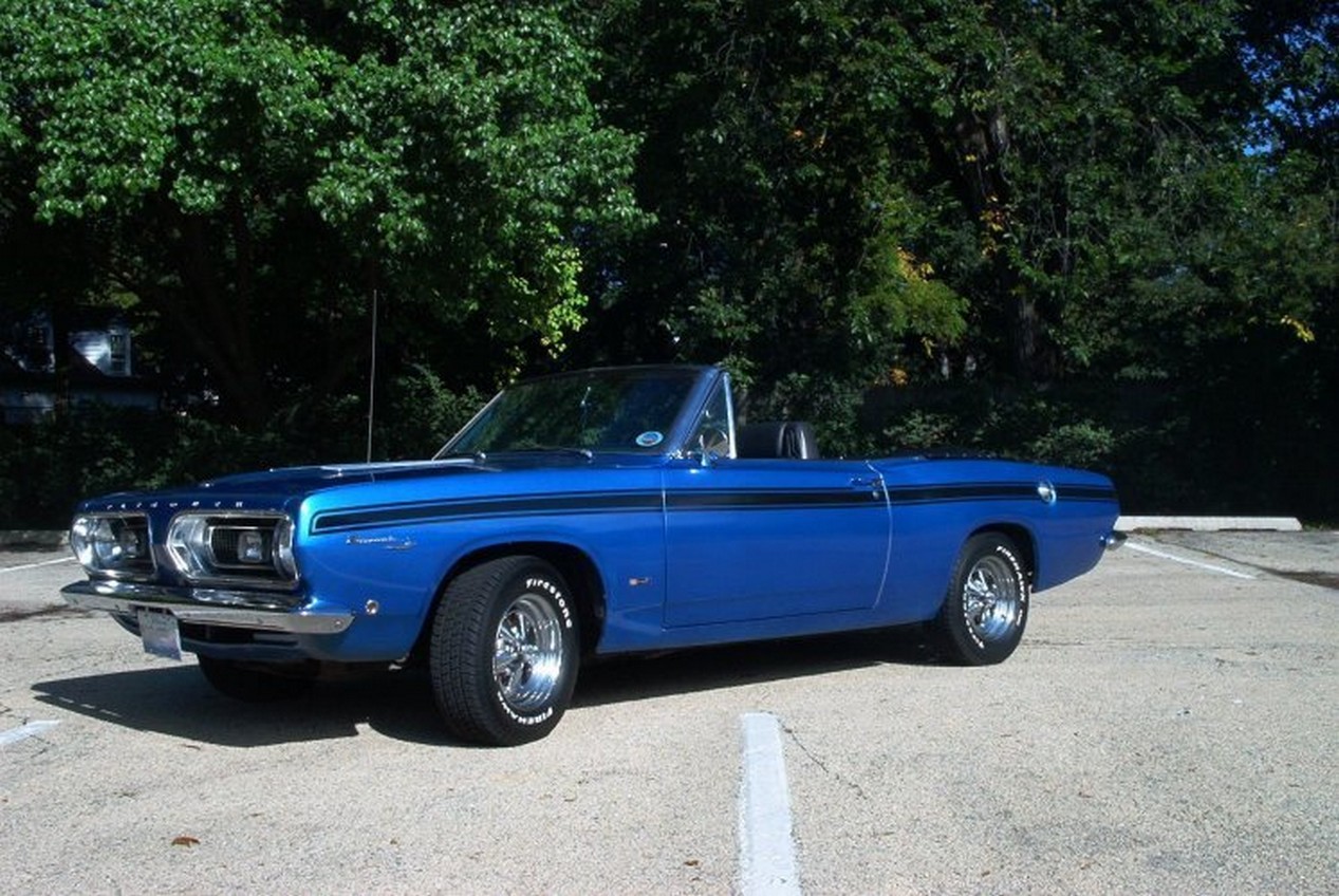 Plymouth Barracuda cabriolet de 1967 couleur bleue métal avec bande noire en stationnement