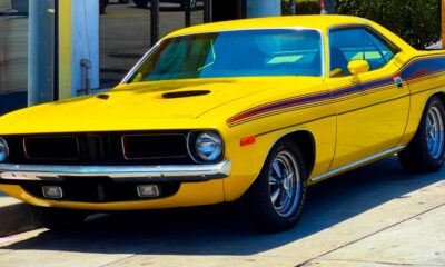 Plymouth Barracuda jaune garée dans la rue aux USA