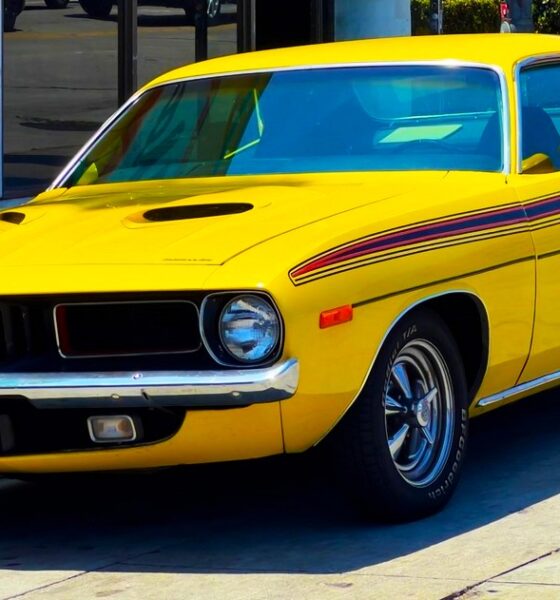 Plymouth Barracuda jaune garée dans la rue aux USA