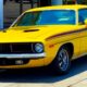 Plymouth Barracuda jaune garée dans la rue aux USA