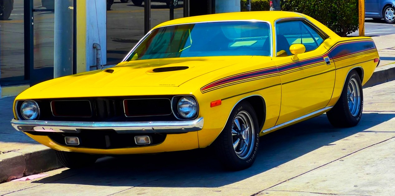 Plymouth Barracuda jaune garée dans la rue aux USA