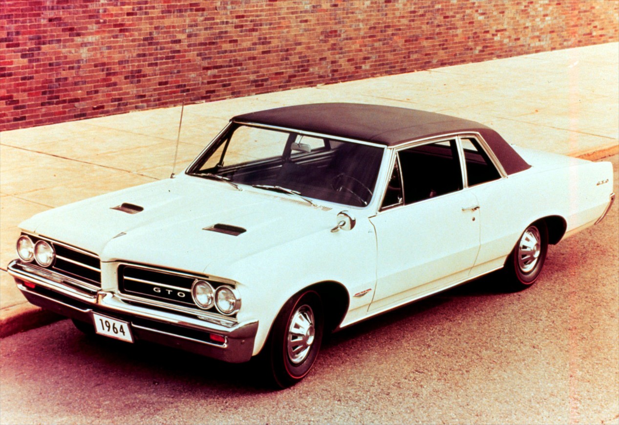 Voiture Pontiac GTO blanche de 1964