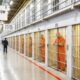 Prison américaine le couloir de la mort avec des prisonniers habillés en orange