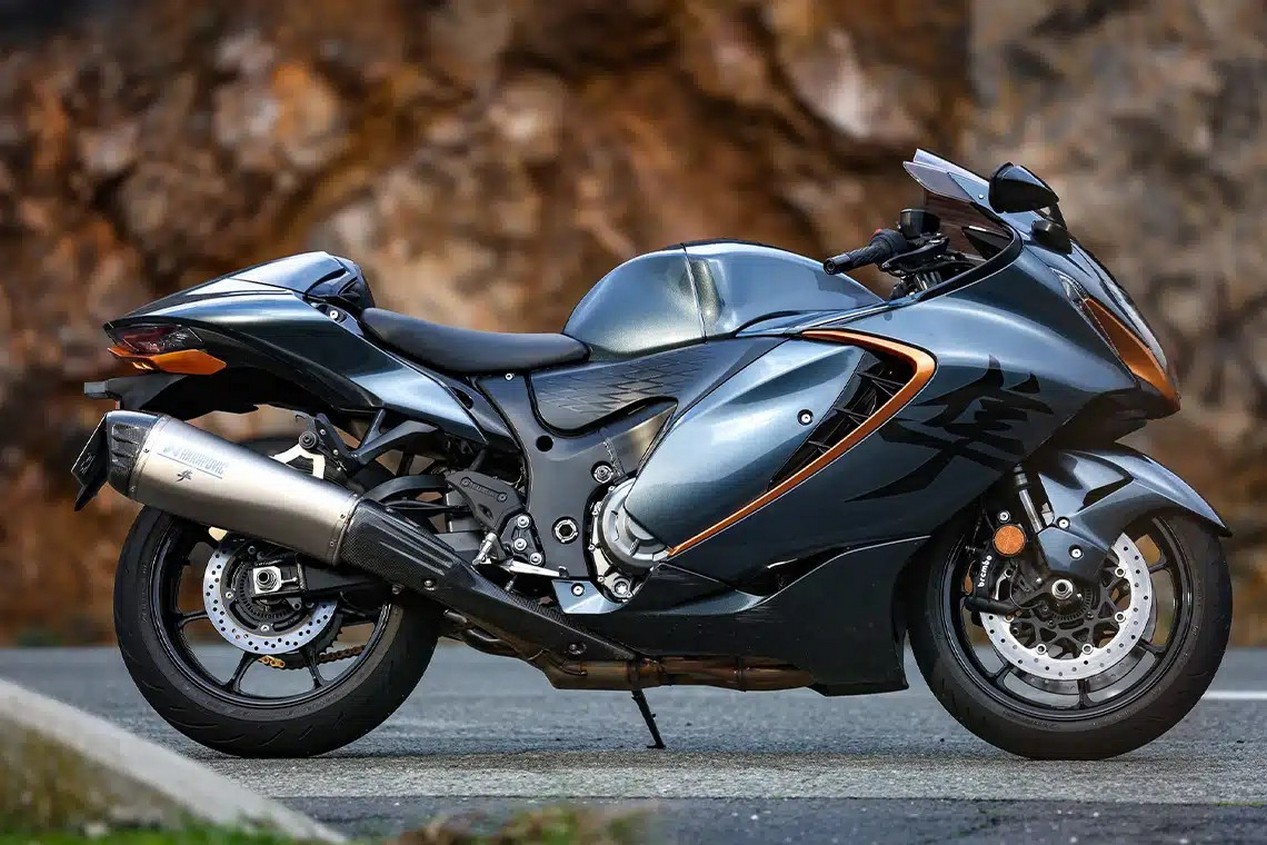 Moto Suzuki Hayabusa de couleur grise et dorée 3ème génération modèle de 2026