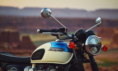Triumph Bonneville T120 1200 cm3 modèle 2026 de couleur bleue et blanche