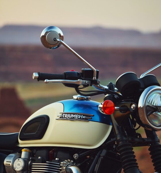 Triumph Bonneville T120 1200 cm3 modèle 2026 de couleur bleue et blanche