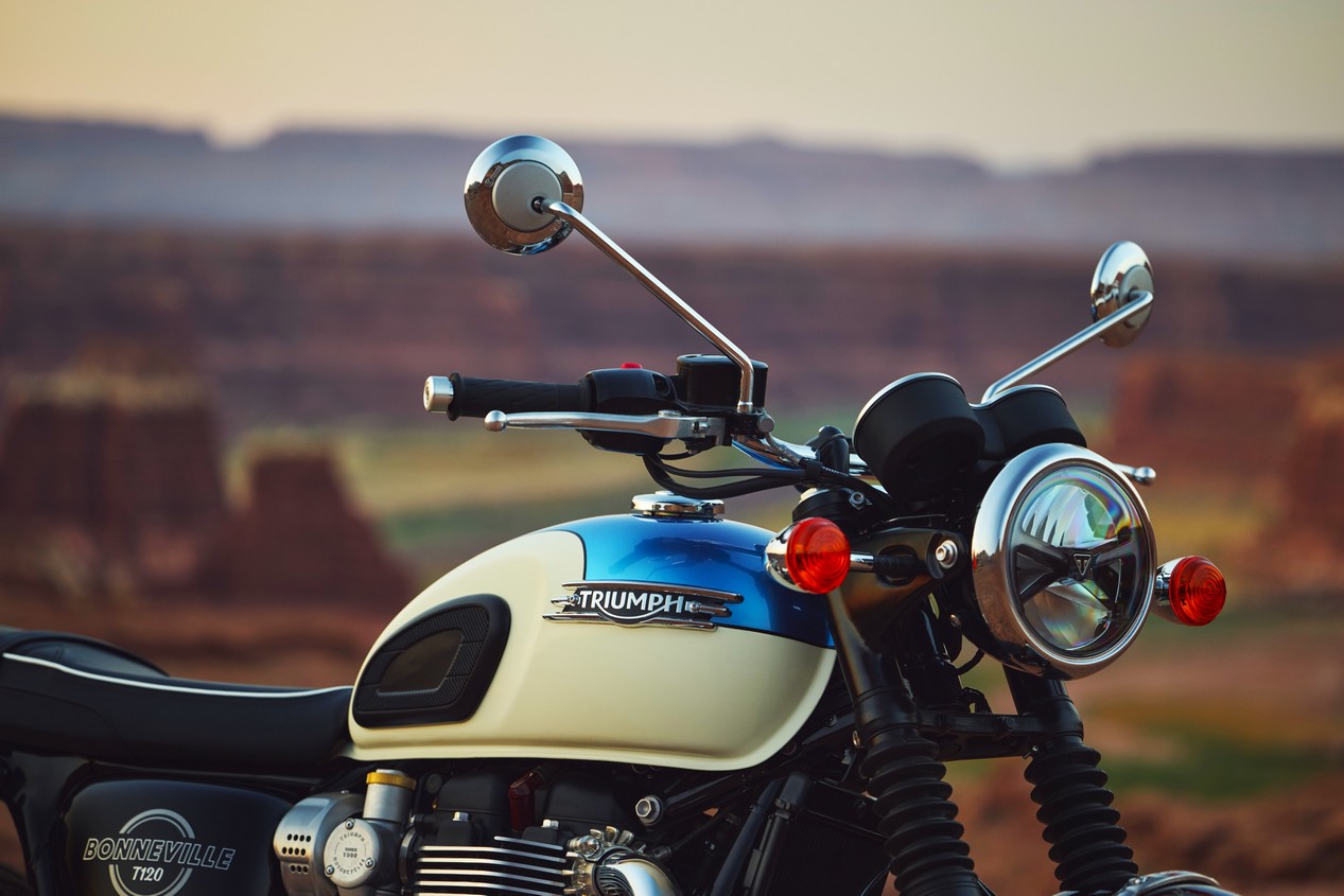 Triumph Bonneville T120 1200 cm3 modèle 2026 de couleur bleue et blanche