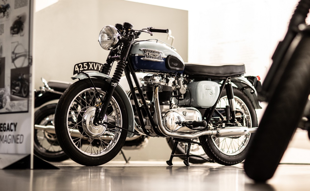 Triumph Bonneville vintage à l'arrêt