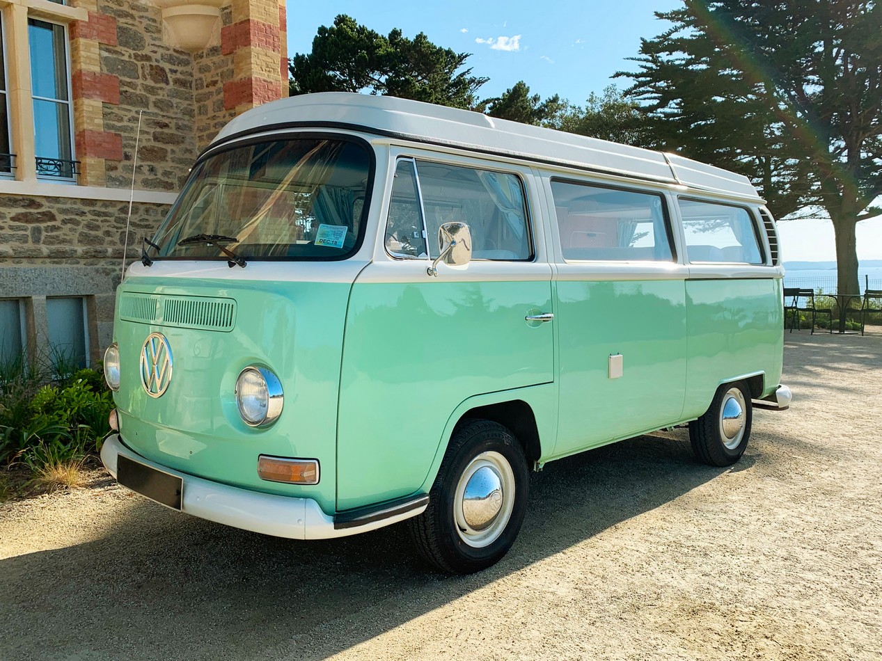 Combi Volkswagen vert et blanc vintage ancien modèle