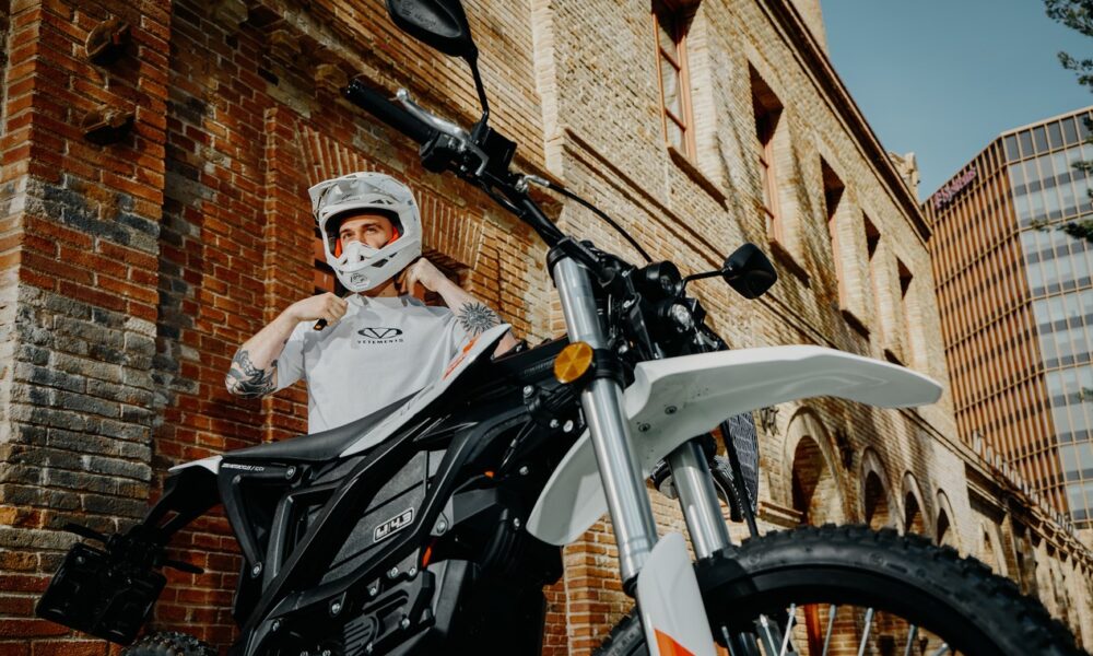 Moto électrique américaine de marque Zero Motorcycles avec un jeune dessus