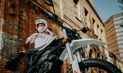 Moto électrique américaine de marque Zero Motorcycles avec un jeune dessus
