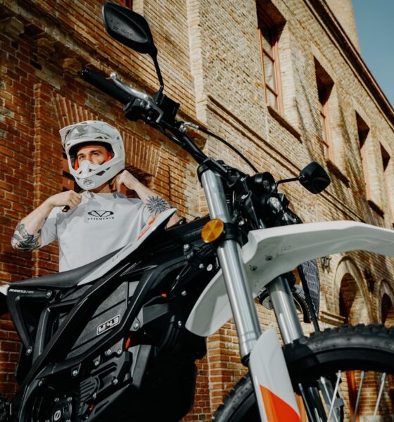 Moto électrique américaine de marque Zero Motorcycles avec un jeune dessus