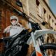 Moto électrique américaine de marque Zero Motorcycles avec un jeune dessus