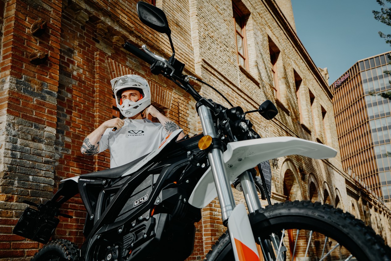 Moto électrique américaine de marque Zero Motorcycles avec un jeune dessus