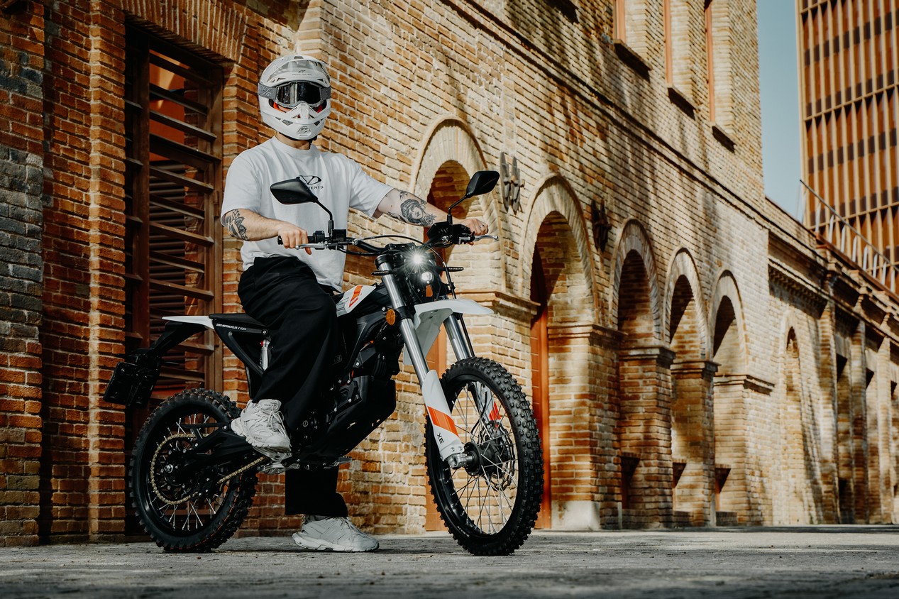 Jeune sur une moto de cross électrique blanche de la marque américaine ZERO MOTORCYCLES©