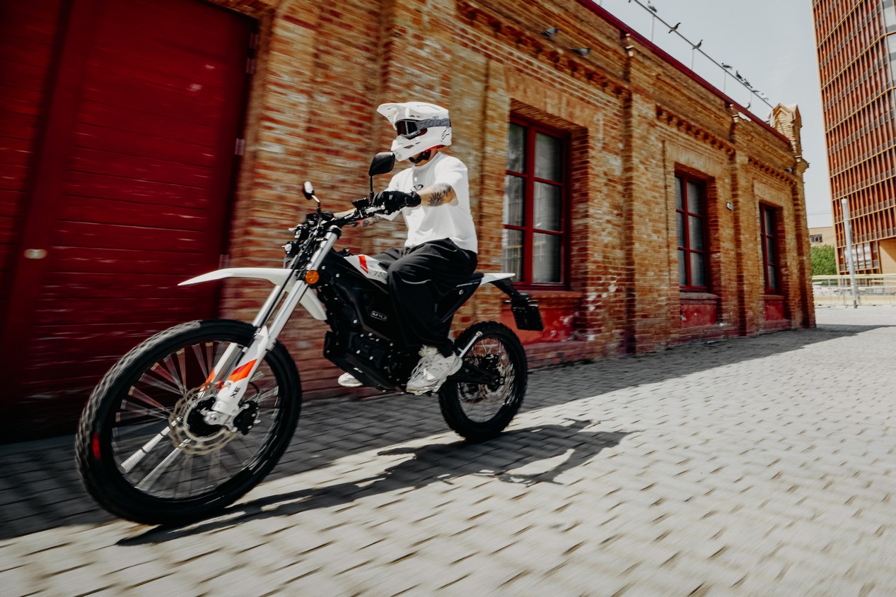 Jeune sur une moto américaine de marque ZERO MOTORCYCLES de couleur blanche