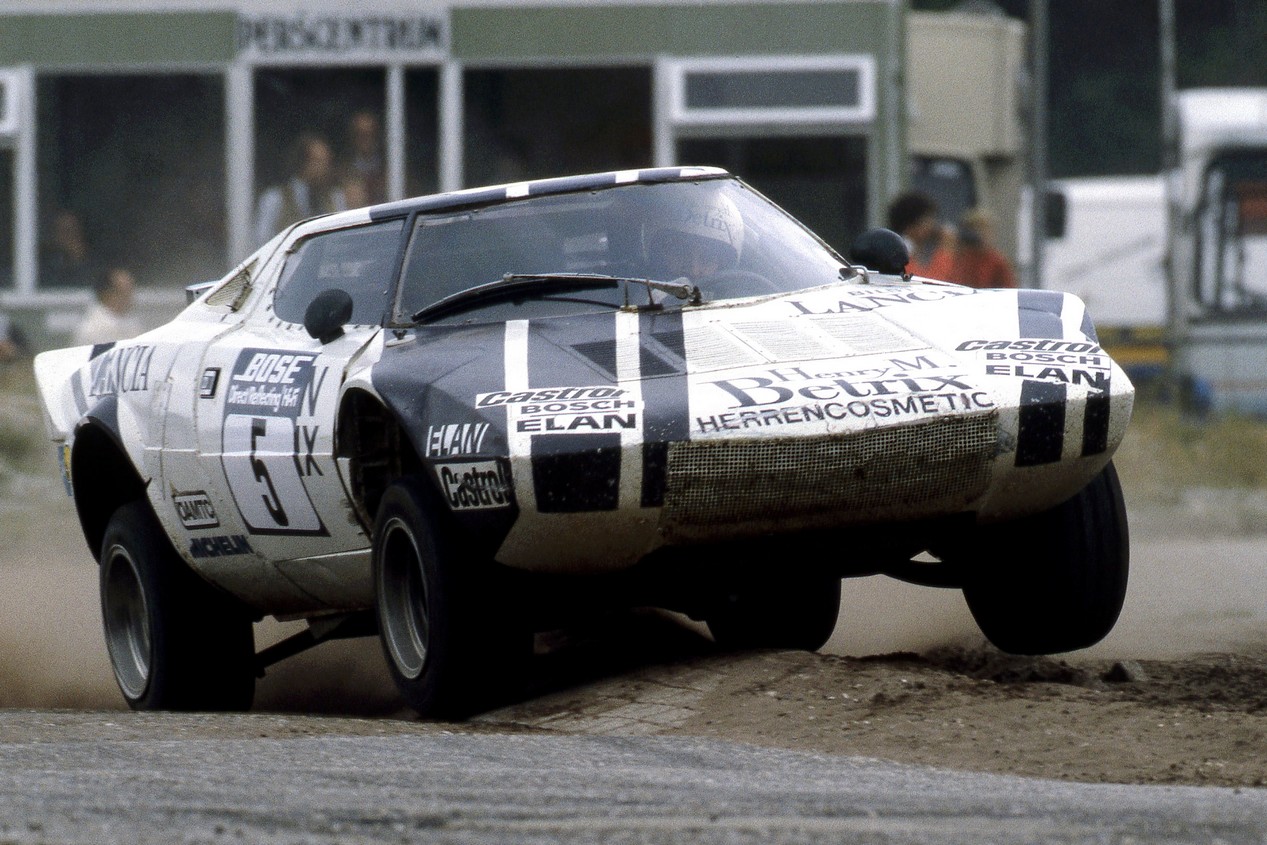 Le pilote autrichien Andy Bentza au volant de l'unique modèle Lancia Stratos HF moteur 3 litres V6 de 320 cv. Rallycross à Eurocircuit de Valkenswaard, aux Pays-Bas, en 1983