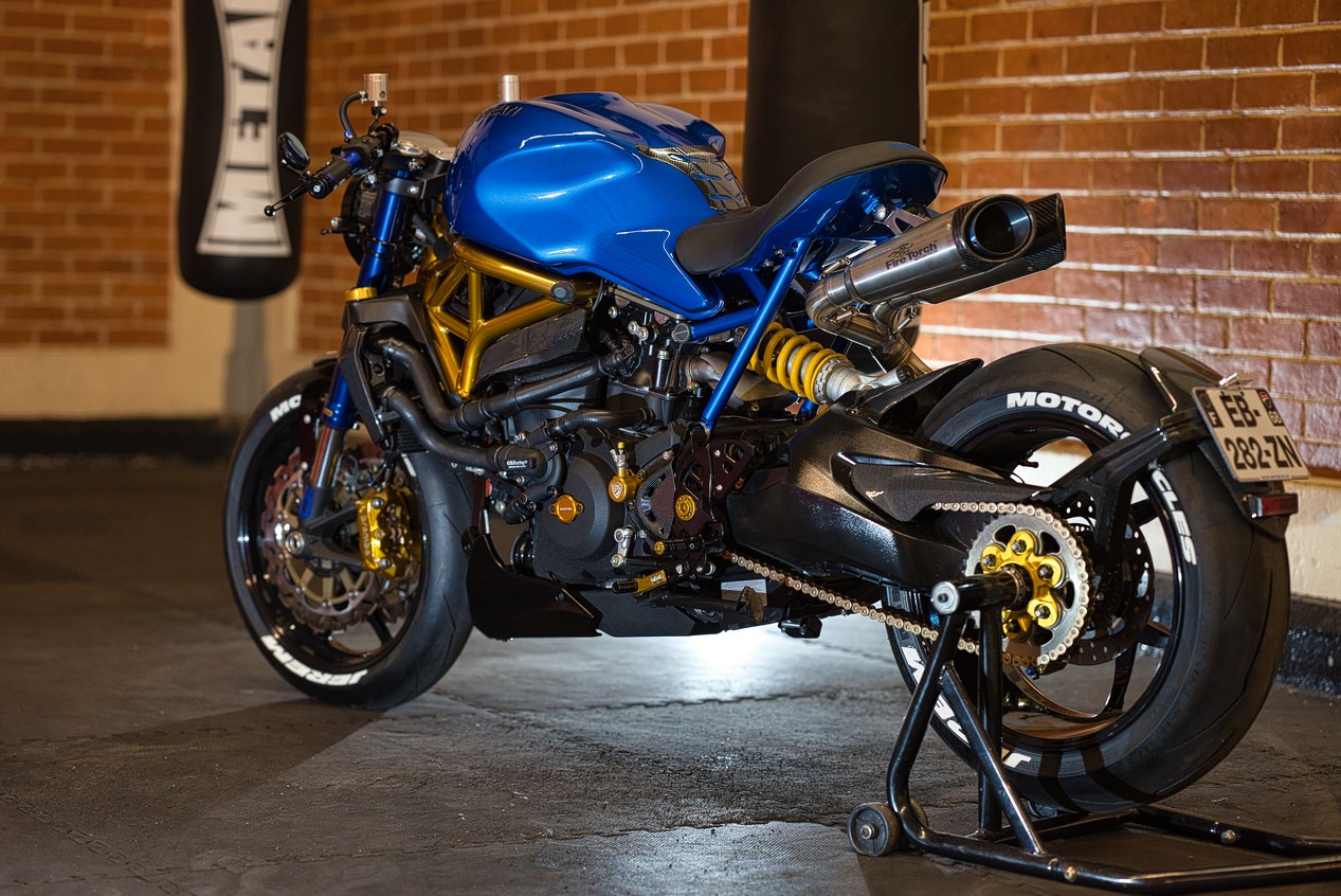 Ducati Monster 821 Icon couleur bleue Alpine préparée par l'atelier JEREM MOTORCYCLES à Béziers