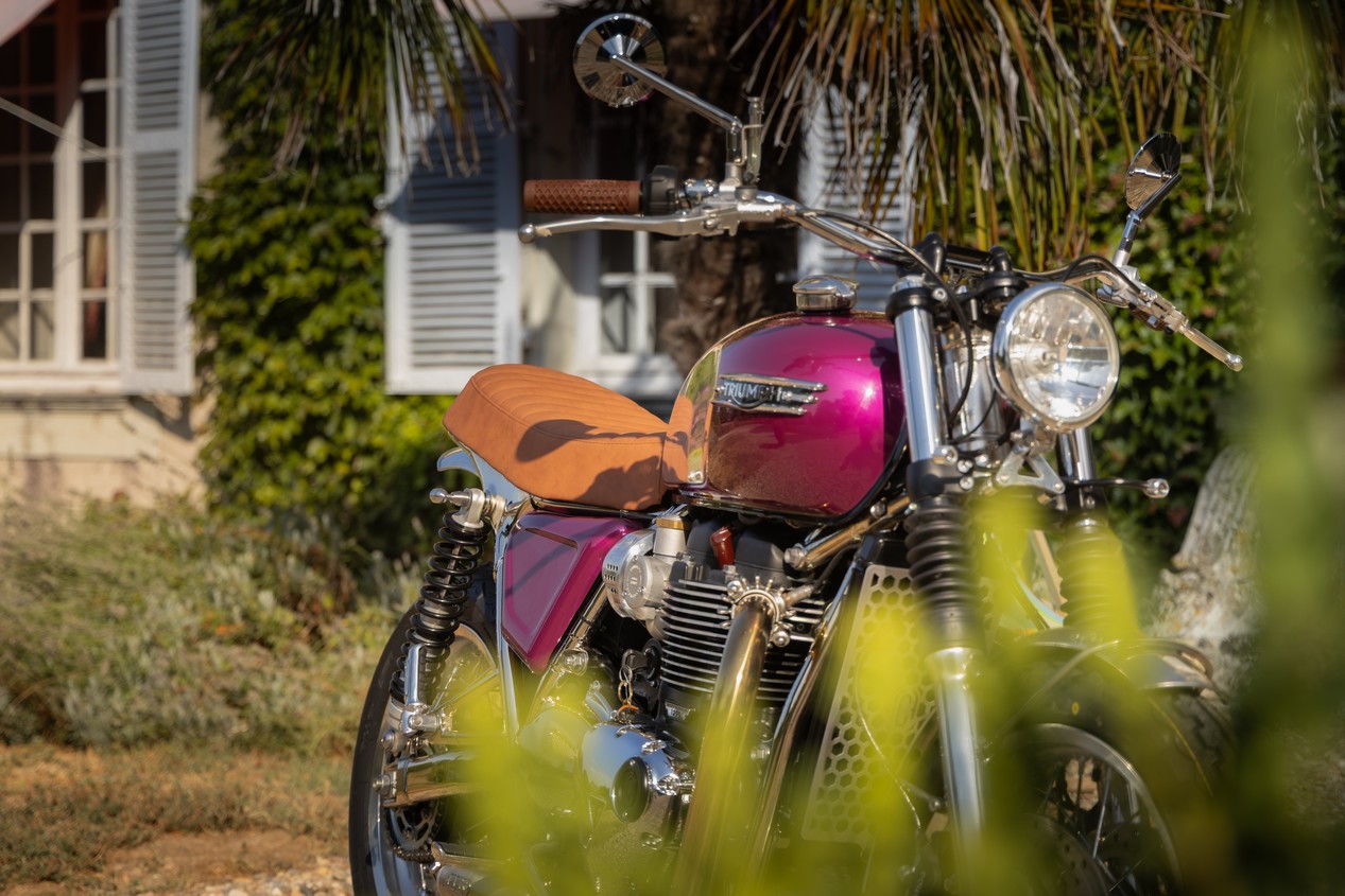 Moto Triumph T120 Ride & Chrome rose customisée par l'atelier FCR Original