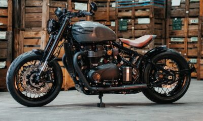 Moto customisée par l'atelier FCR Original Triumph bobber gris