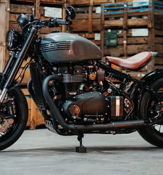 Moto customisée par l'atelier FCR Original Triumph bobber gris