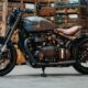 Moto customisée par l'atelier FCR Original Triumph bobber gris