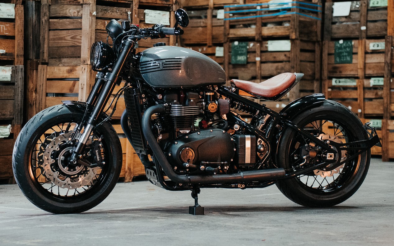 Moto customisée par l'atelier FCR Original Triumph bobber gris