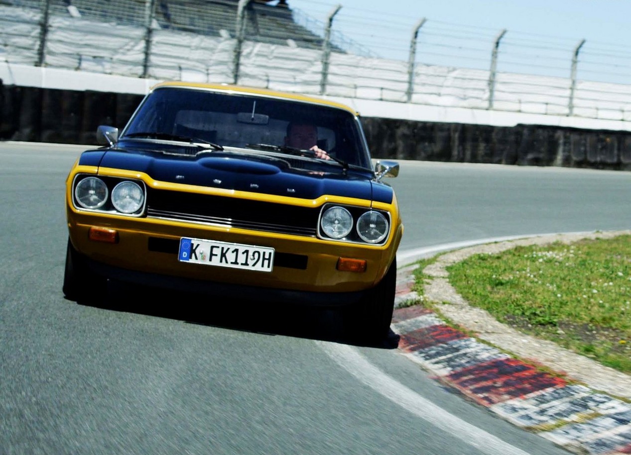 Ford Capri 2600 RS jaune et noir de 1971 sur circuit