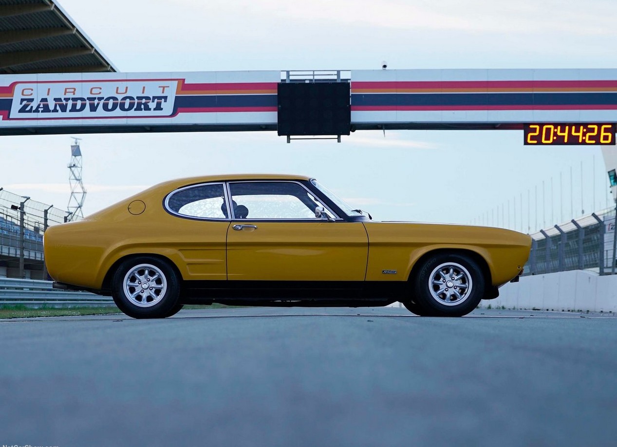 Ford 2600 RS jaune et noir de 1971 sur circuit