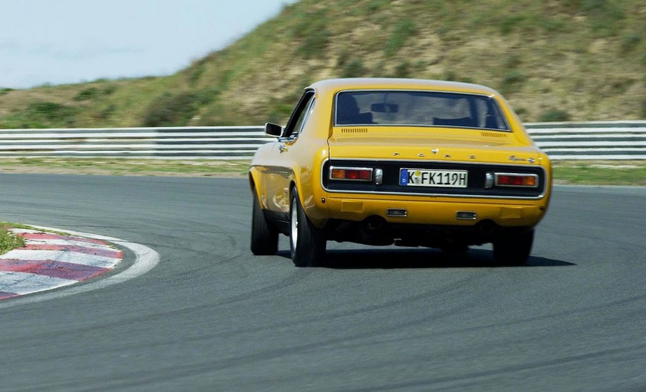 Ford Capri RS 2600 jaune et noire de 1971 sur circuit
