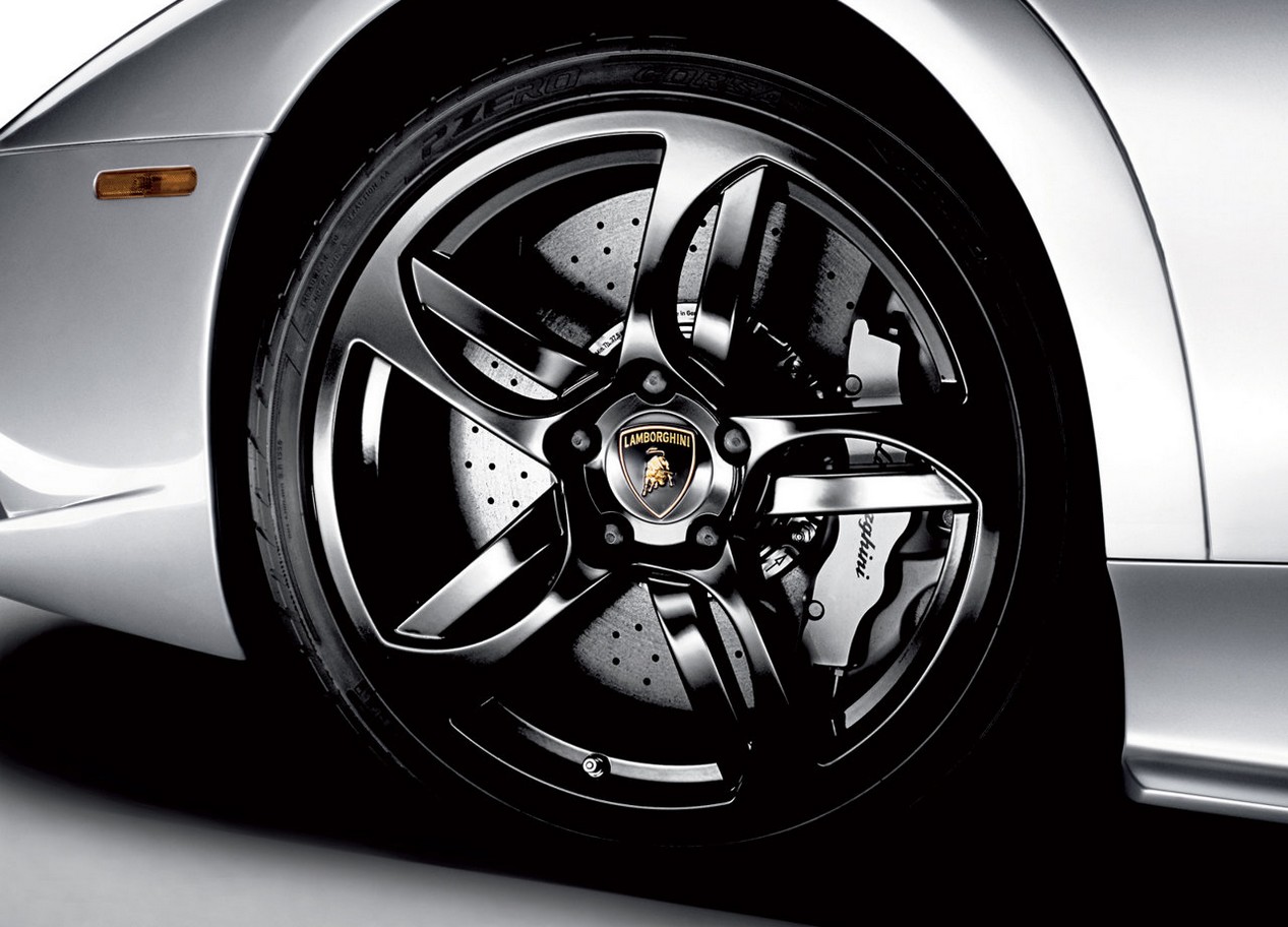 Jante noire en aluminium de la Lamborghini Murciélago. Crédit photo : Lamborghini©