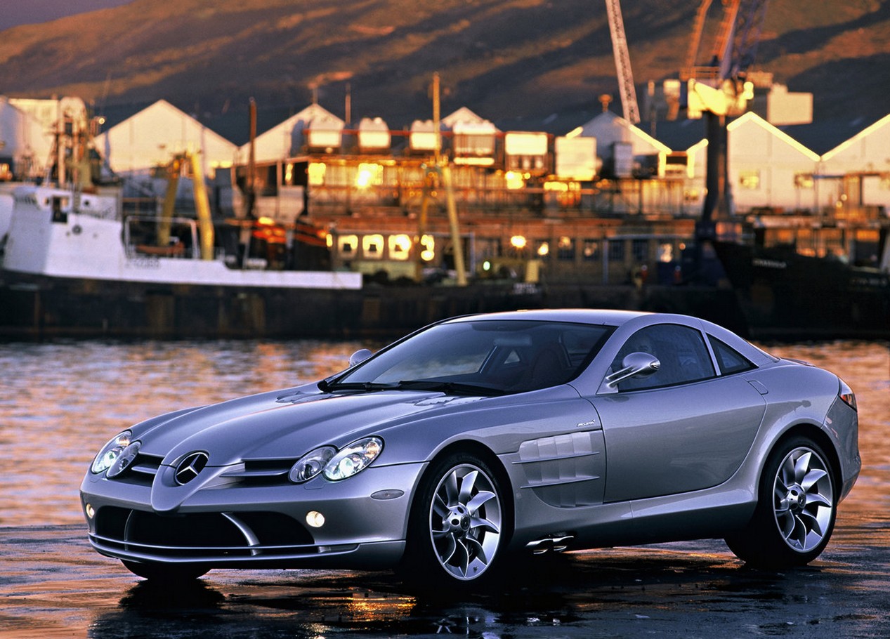 Mercedes-Benz SLR McLaren grise en bord de mer