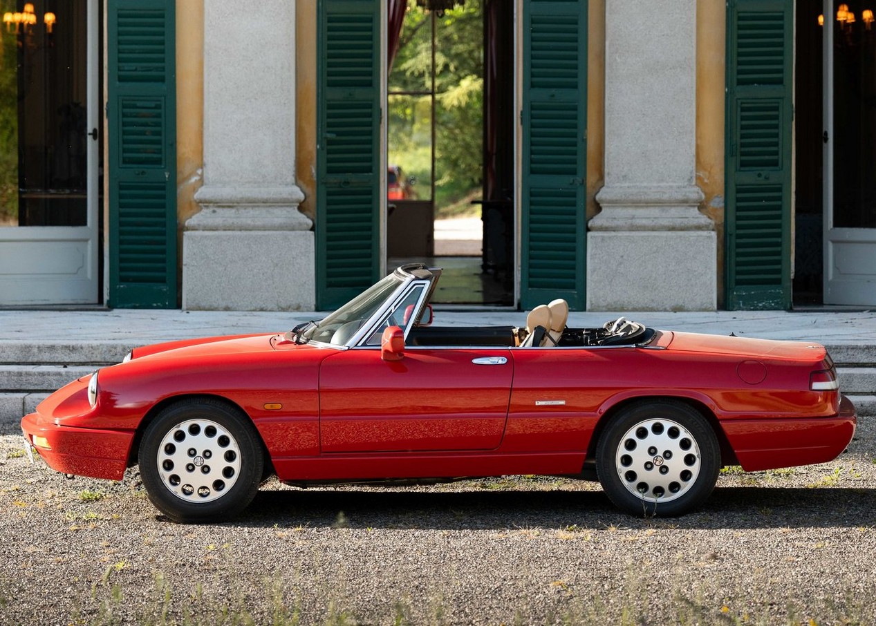 Alfa Romeo Spider de 1990 couleur rouge en stationnement