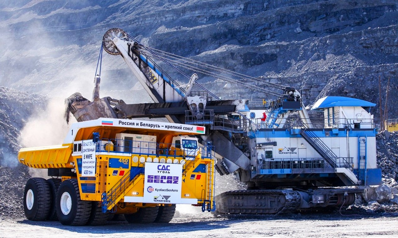 Camion tombereau BelAZ 75710 dans une mine