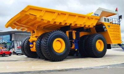 Camion tombereau BelAZ 75710 de couleur jaune