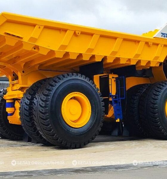 Camion tombereau BelAZ 75710 de couleur jaune