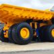 Camion tombereau BelAZ 75710 de couleur jaune