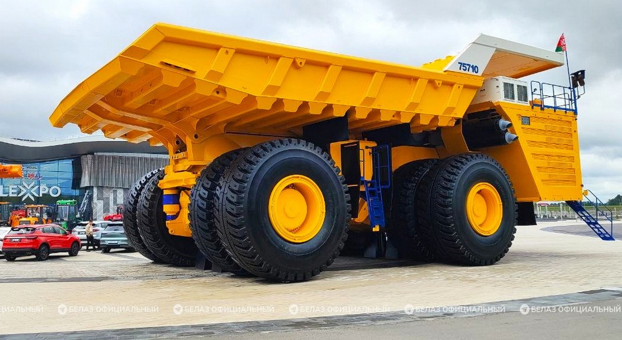 Camion tombereau BelAZ 75710 de couleur jaune