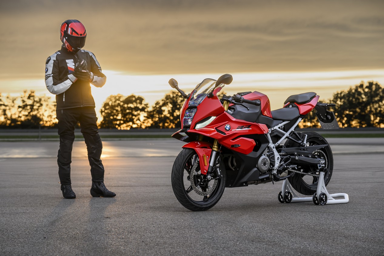 Nouvelle moto Bmw F 450 RR rouge sur une piste