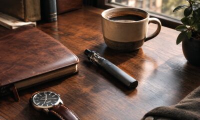 Cigarette électronique posée sur un bureau en bois