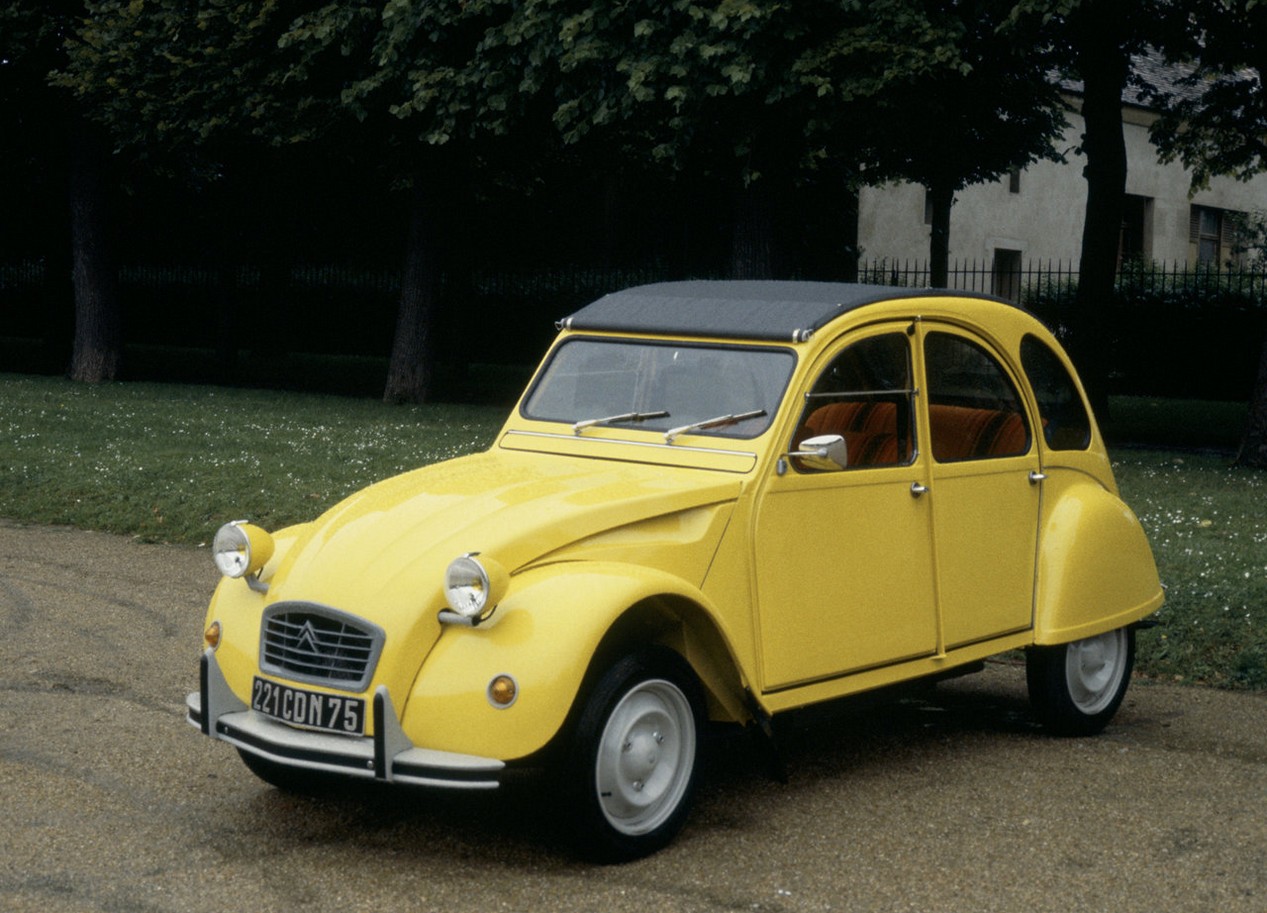 Citroën 2CV Spécial de 1979 couleur jaune en stationnement