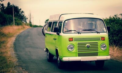 Combi Volkswagen vert sur la route