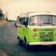 Combi Volkswagen vert sur la route