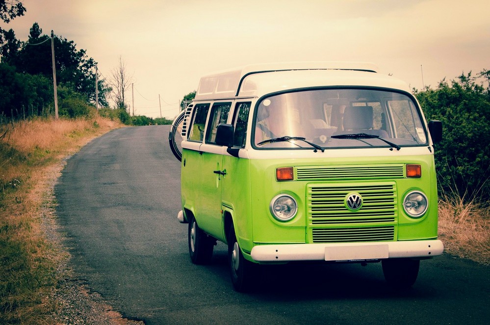 Combi Volkswagen vert sur la route