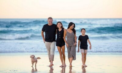 Famille marchant sur la plage