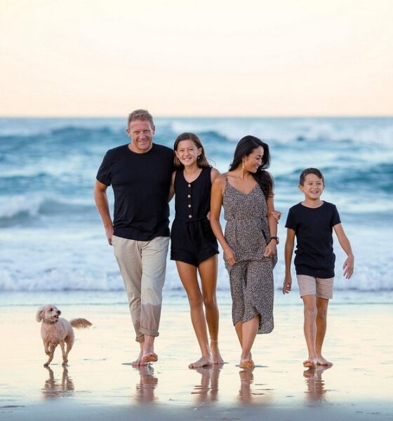 Famille marchant sur la plage