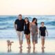 Famille marchant sur la plage