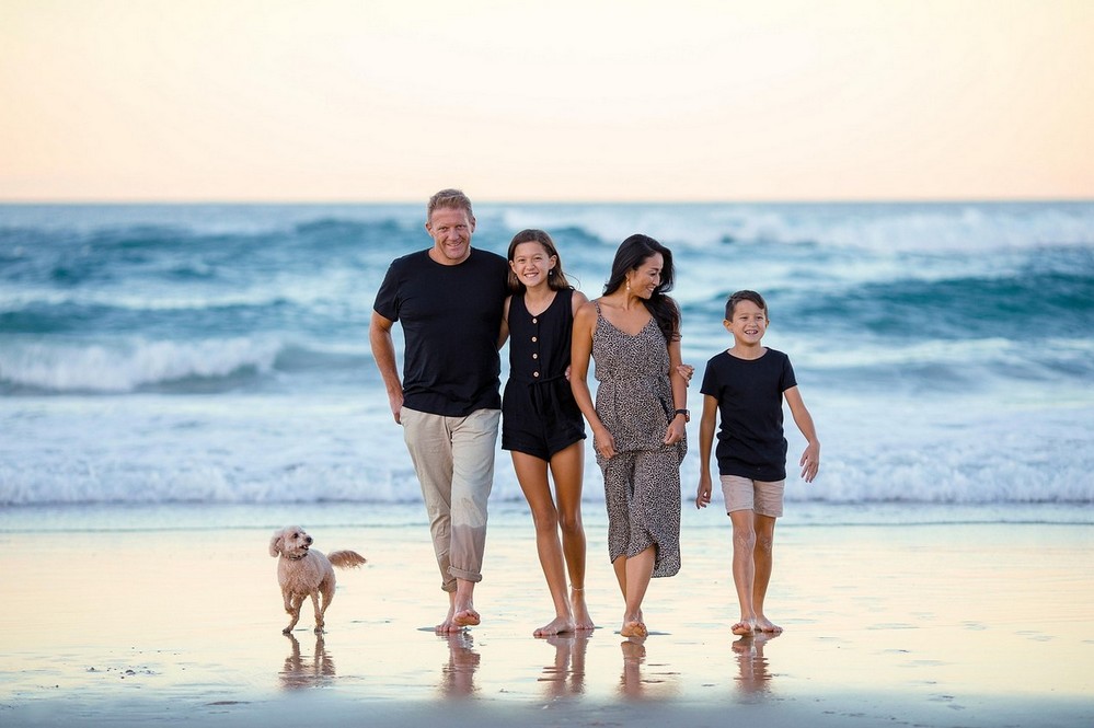 Famille marchant sur la plage